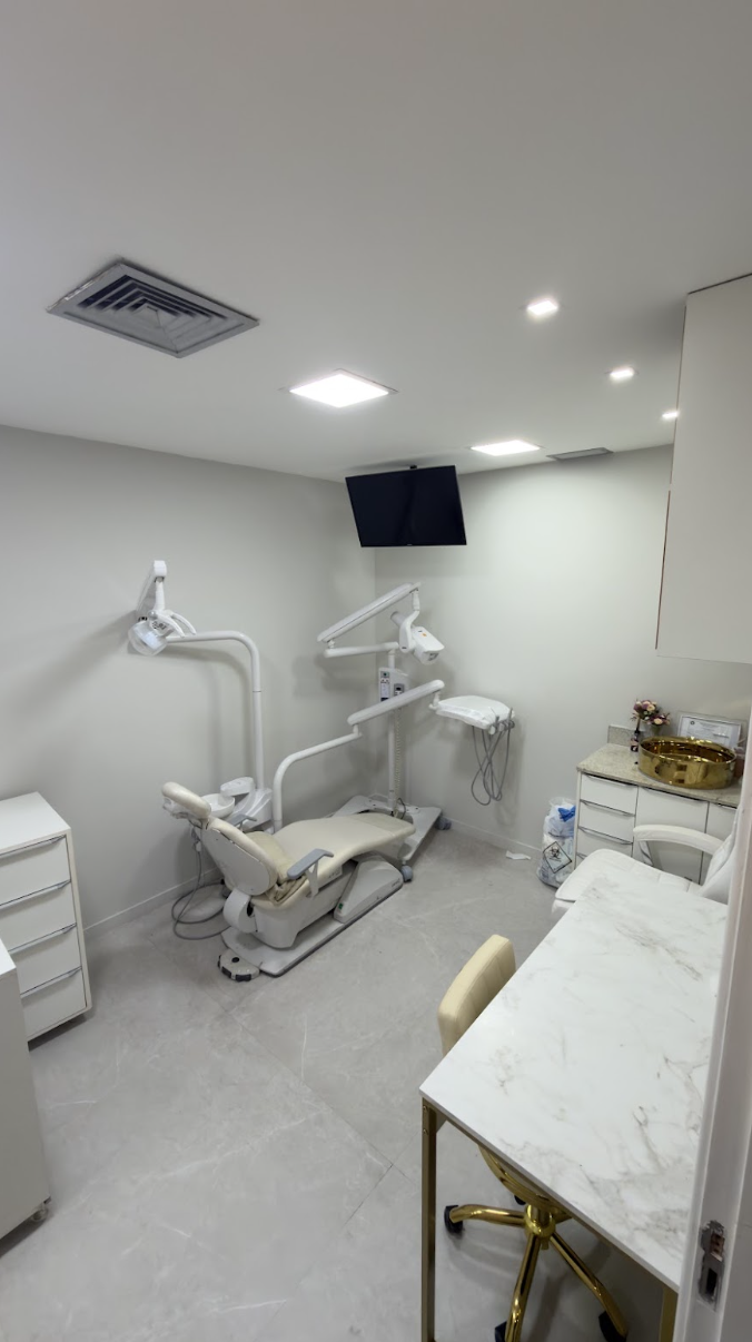 Sala clínica com cadeira odontológica