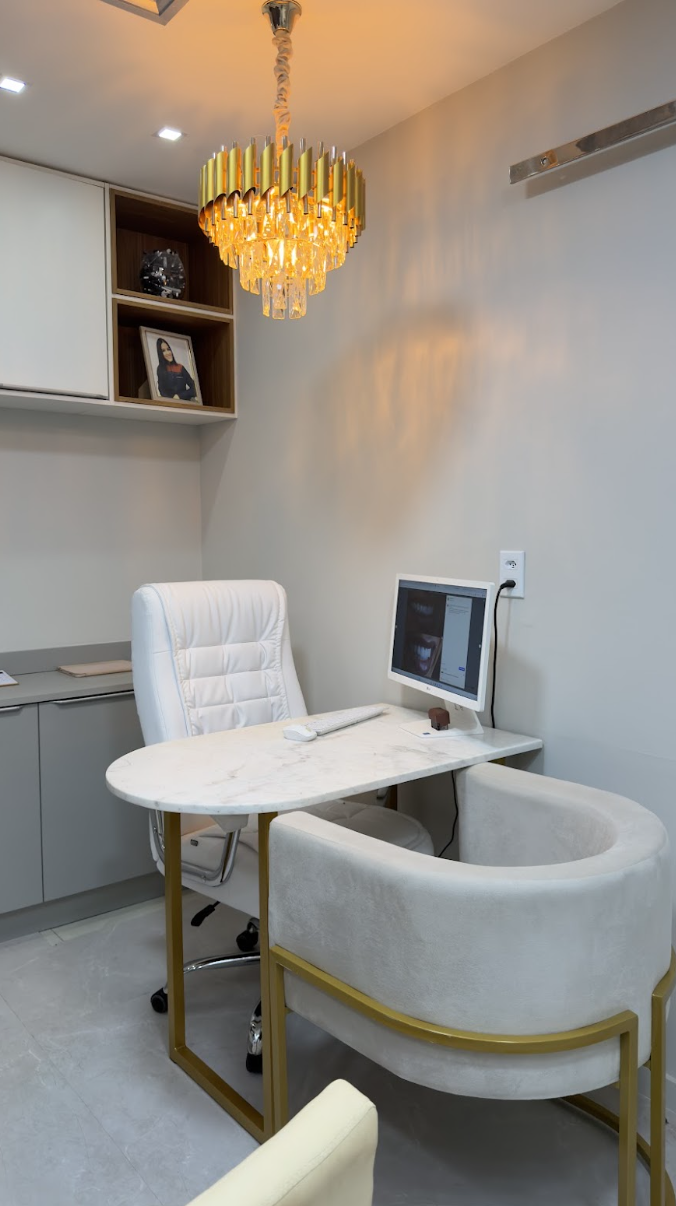 Sala de consulta com lustre de cristal