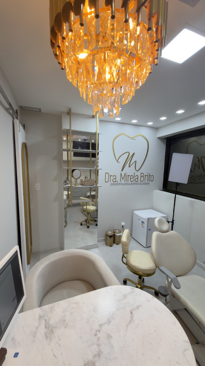 Consultório com lustre dourado