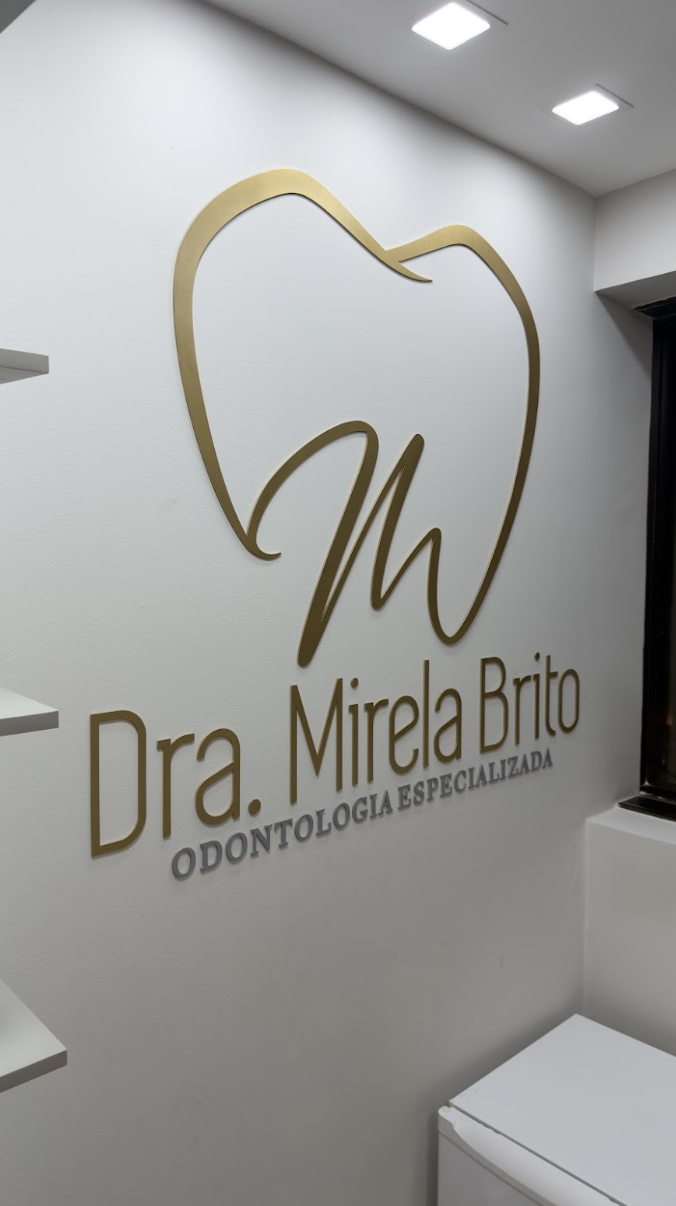 Parede com o logo Dra. Mirela Brito