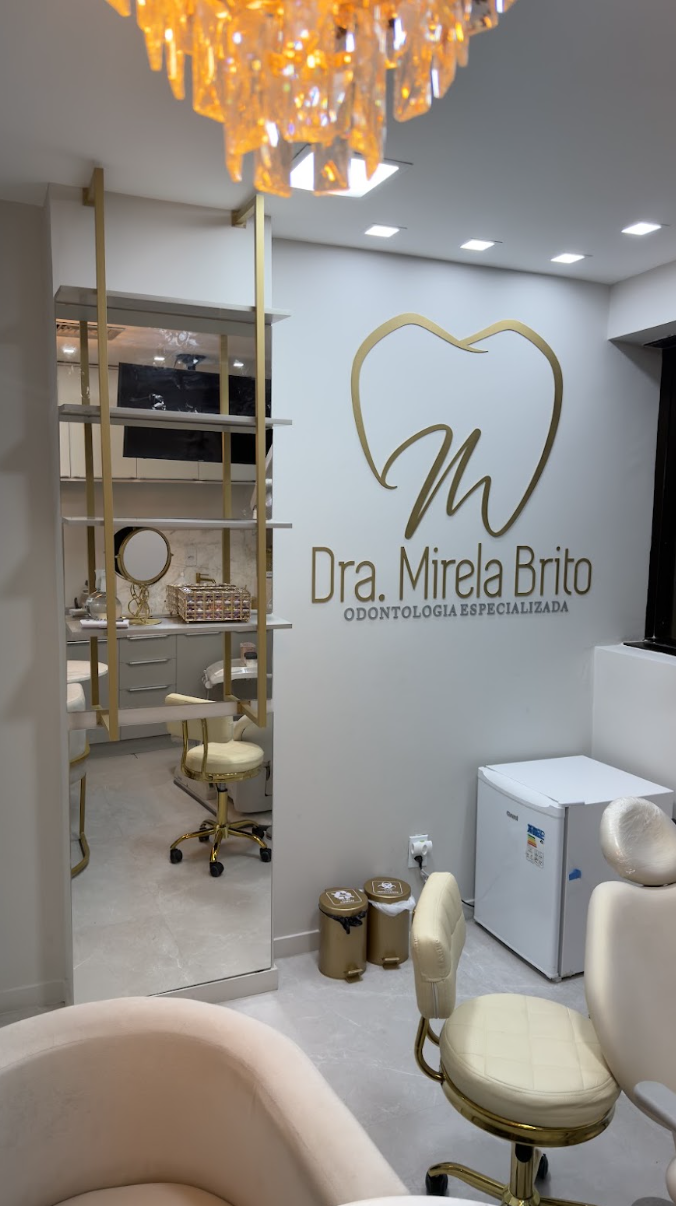 Consultório com lustre dourado e logo